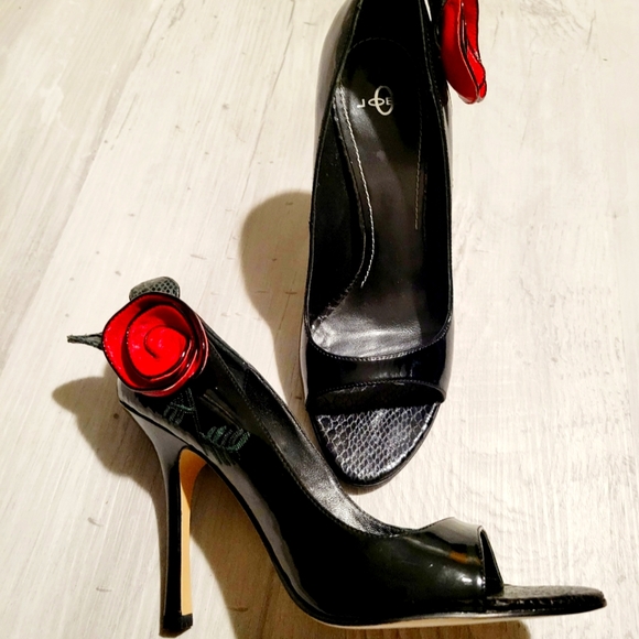 NWTs patent leather 3-D rose flower d'orsay pumps - Picture 7 of 12